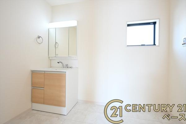 リーブルガーデン粟殿 ３号棟 ／新築一戸建の独立洗面台|■現地撮影写真■三面鏡タイプのミラーキャビネット！収納スペースも豊富です！