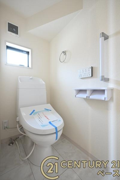 リーブルガーデン粟殿 ３号棟 ／新築一戸建のトイレ|■現地撮影写真■フチなし＆トルネード洗浄でお掃除も楽らく！ウォシュレット付きです！