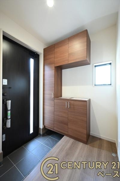 リーブルガーデン粟殿 ３号棟 ／新築一戸建の玄関|■現地撮影写真■玄関には広々土間収納があります！履物の他にも傘立てやベビーカーも仕舞えます！