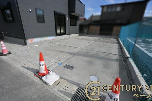 リーブルガーデン粟殿 ３号棟 ／新築一戸建の駐車場|■現地撮影写真■スーパーが周辺に近接していますので、毎日のお買い物も楽々です！