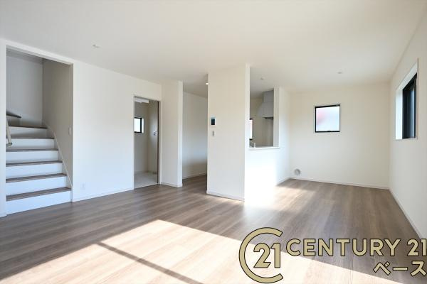 リーブルガーデン粟殿 ３号棟 ／新築一戸建の居間・リビング|■現地撮影写真■窓ガラスは紫外線７６％カットで安心のLOW-Eペアガラスを採用！結露防止にも効果的です！