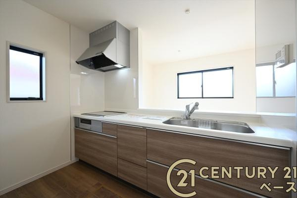 リーブルガーデン粟殿 ３号棟 ／新築一戸建のキッチン|■現地撮影写真■広々キッチンで快適お料理！便利な収納スペースも完備！