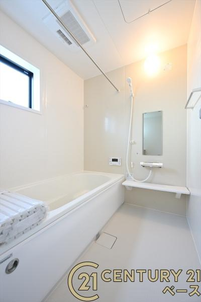 リーブルガーデン粟殿 ３号棟 ／新築一戸建の浴室|■現地撮影写真■ゆったりしたサイズの浴室！足を伸ばしての入浴は疲れも癒してくれます！