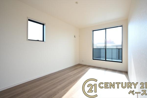 リーブルガーデン粟殿 ３号棟 ／新築一戸建の洋室|■現地撮影写真■バルコニーに面した開放感のあるお部屋です！