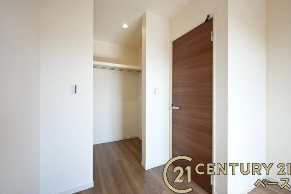 リーブルガーデン粟殿 ３号棟 ／新築一戸建の収納|■現地撮影写真■冬物のコートや季節のものなどたくさんしまえる広さ！