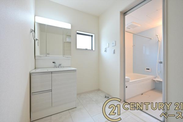 リーブルガーデン粟殿 ４号棟 ／新築一戸建の独立洗面台|■三面鏡タイプのミラーキャビネット！収納スペースも豊富です！■