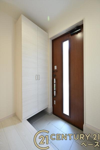 リーブルガーデン粟殿 ４号棟 ／新築一戸建の玄関|■玄関には大容量シューズボックスを完備！■