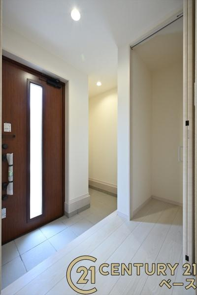 リーブルガーデン粟殿 ４号棟 ／新築一戸建の玄関|■現地撮影写真■玄関には便利な収納スペースを完備！