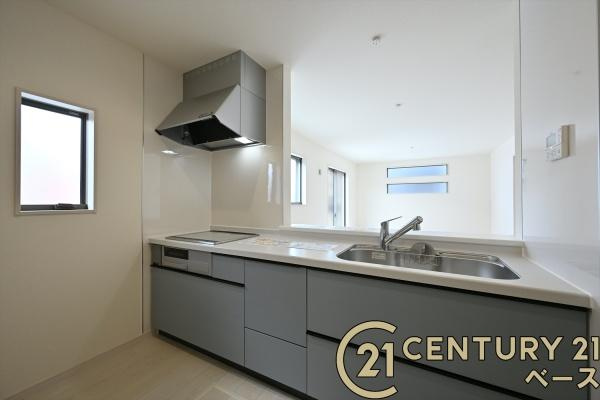 リーブルガーデン粟殿 ４号棟 ／新築一戸建のキッチン|■収納力と使いやすさを追求したシステムキッチンです！■