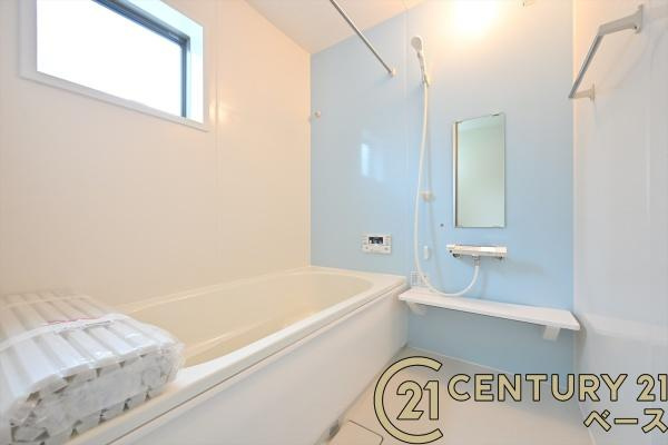 リーブルガーデン粟殿 ４号棟 ／新築一戸建の浴室|■床は水ハケが良く、乾きやすいのでカビの発生も軽減！嬉しい浴室乾燥機付です！■