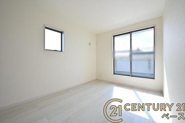 リーブルガーデン粟殿 ４号棟 ／新築一戸建の内観：施工例|■冬物のコートや季節のものなどたくさんしまえる広さ！■
