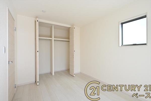 リーブルガーデン粟殿 ４号棟 ／新築一戸建の収納|■冬物のコートや季節のものなどたくさんしまえる広さ！■
