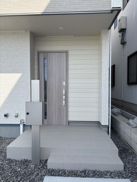 蒲郡市豊岡町第1　全2棟・2号棟の玄関|訪れる人を心地よく迎え入れます。