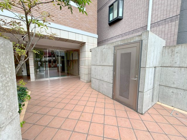 パレス東洋小松2号館のエントランス