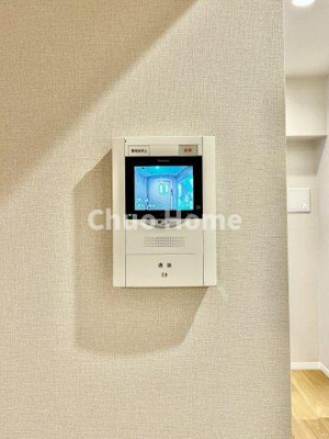 【セキュリティ】 | コスモガーデン日暮里 | 【モニターホン】誰が来たかすぐにわかるカラーモニター付きインターホン。通話ボタンを押すまでは室内の音は漏れていませんので相手を確かめてから応対できます。