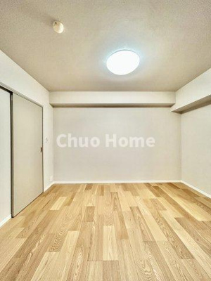 【寝室】 | コスモガーデン日暮里 | 【寝室】心と体をゆったりと安らげる主寝室。寝室のゆとりが大きい分だけ、暮らしの安らぎは深まります。一日の疲れを癒すだけでなく、ご夫婦の親密な語らいを紡ぎ出します