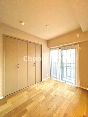 【子供部屋】 | コスモガーデン日暮里 | 【子供部屋】お子様を持つ家庭の約6割が「家族や子どものため」に購入を希望。入学後の転校を避け、広い空間でのびのび育てたいなどの親心が、家探しのきっかけになっているようです。