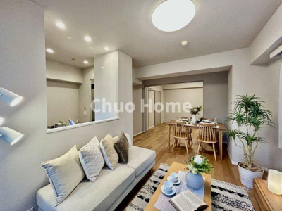 【キッチン】 | コスモガーデン日暮里 | 視界に広がりを生むオープンなキッチン。料理や片付けをしながら、家族との会話を楽しんだり、リビングで遊ぶ子どもを見守れます。ご見学時には家具の配置などもイメージしながらぜひご覧になって見て下さい。