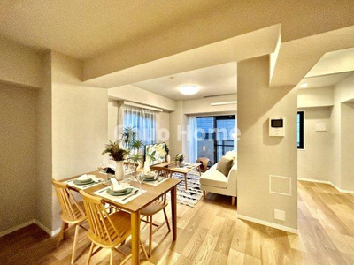 【居間・リビング】 | コスモガーデン日暮里 | 【リビングダイニング】一日の中で多くの時間を過すことになるリビングダイニングだからこそ、いつも穏やかな空間であることが必然。爽やかな通風と採光を存分に感じる事が出来る空間です。