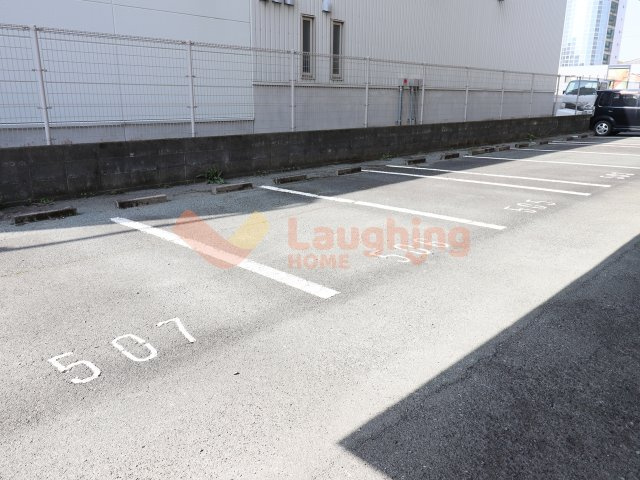 アドバンス弐番館の駐車場|車をお持ちの方に嬉しい駐車場付きの物件です