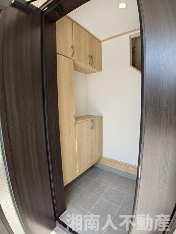 茅ヶ崎市松林２丁目　新築戸建の玄関|明るい玄関です