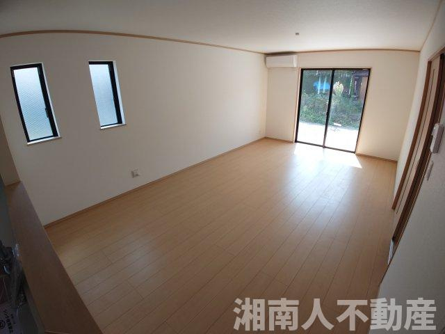 茅ヶ崎市松林２丁目　新築戸建の居間・リビング|こちらのリビングで趣味の時間をお楽しみください