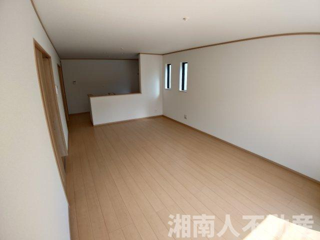 茅ヶ崎市松林２丁目　新築戸建の居間・リビング|こちらのリビングで趣味の時間をお楽しみください