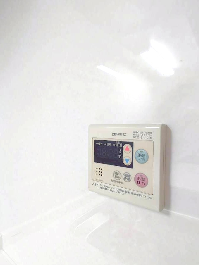 ◆２０２５年５月リフォーム完了のため美室◆陽当り良好の南面バルコニー◆ライオンズマンション宇治の浴室|リモコン