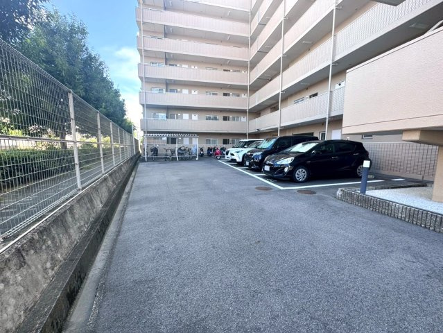 ◆２０２５年５月リフォーム完了のため美室◆陽当り良好の南面バルコニー◆ライオンズマンション宇治の駐車場|駐車場