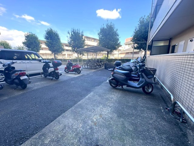 ◆２０２５年５月リフォーム完了のため美室◆陽当り良好の南面バルコニー◆ライオンズマンション宇治のその他|バイク置場