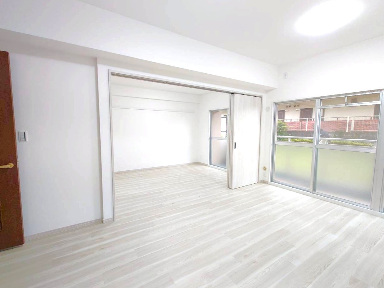 ◆２０２５年５月リフォーム完了のため美室◆陽当り良好の南面バルコニー◆ライオンズマンション宇治の居間・リビング|リビング