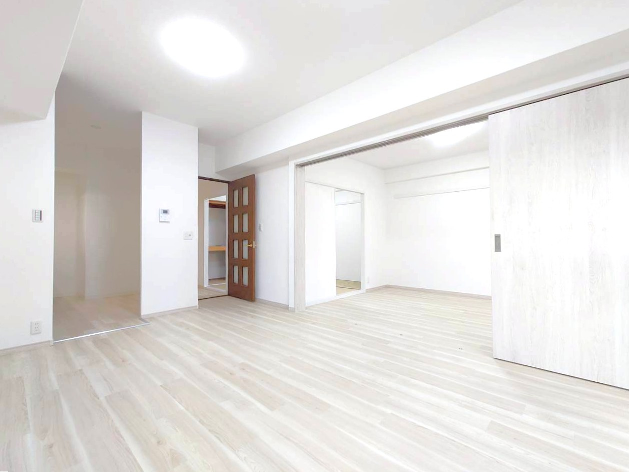 ◆２０２５年５月リフォーム完了のため美室◆陽当り良好の南面バルコニー◆ライオンズマンション宇治の居間・リビング|リビング