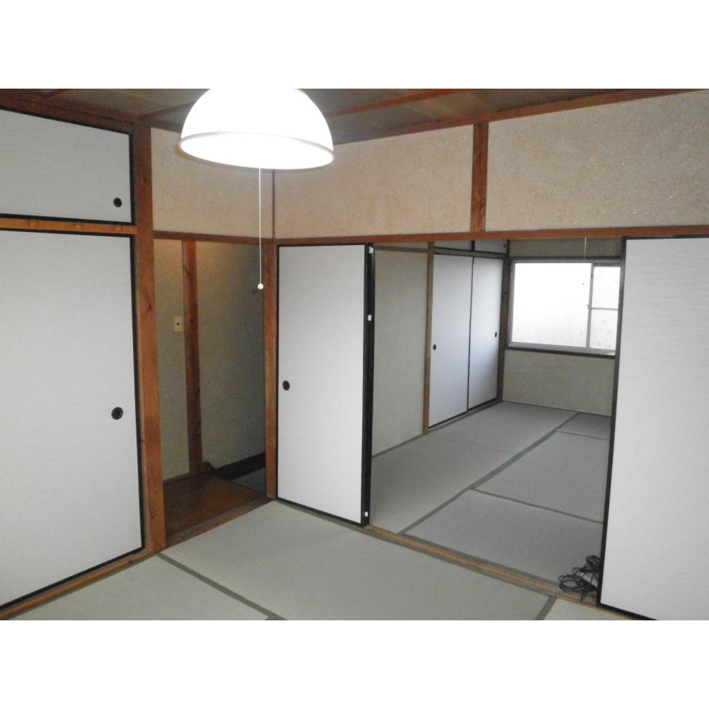 若江本町借家の居間・リビング|２階和室