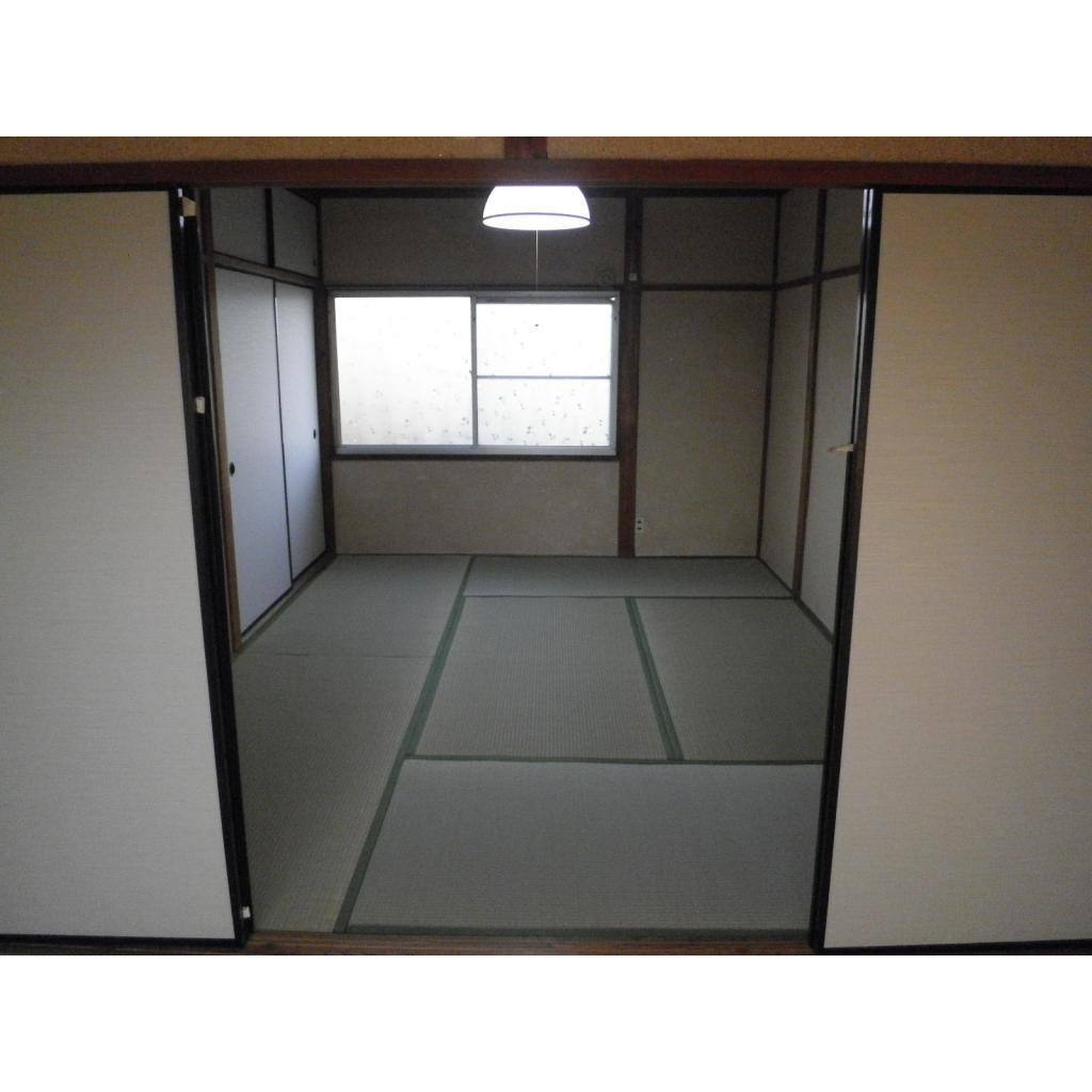 若江本町借家の居間・リビング|２階和室