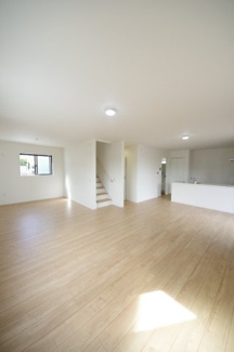 【居間・リビング】 | 【仲介手数料無料！！】日野市三沢5丁目　新築戸建て（全2棟）1号棟　5299万円