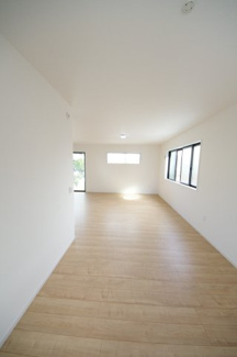 【居間・リビング】 | 【仲介手数料無料！！】日野市三沢5丁目　新築戸建て（全2棟）1号棟　5299万円