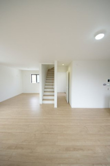 【居間・リビング】 | 【仲介手数料無料！！】日野市三沢5丁目　新築戸建て（全2棟）1号棟　5299万円