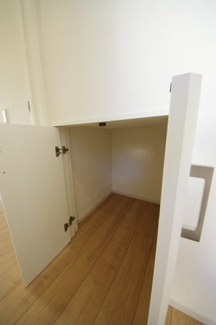 【収納】 | 【仲介手数料無料！！】日野市三沢5丁目　新築戸建て（全2棟）1号棟　5299万円 | 階段下収納