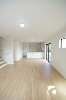 【居間・リビング】 | 【仲介手数料無料！！】日野市三沢5丁目　新築戸建て（全2棟）1号棟　5299万円
