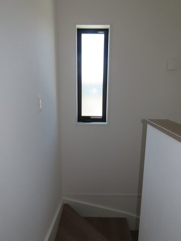 川越市笠幡未入居戸建の構造・工法・仕様|陽のたくさん入る窓のある階段