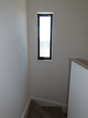 【構造・工法・仕様】 | 川越市笠幡新築戸建 | 陽のたくさん入る窓のある階段