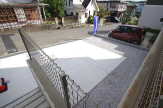 【駐車場】 | 【仲介手数料無料！！】日野市三沢5丁目　新築戸建て（全2棟）2号棟　4999万円 | かなりワイドで、道路幅も広く車庫入れは容易です。