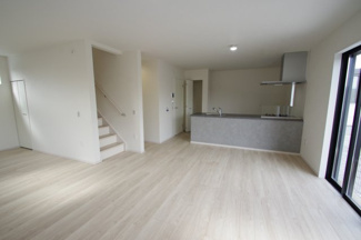 【居間・リビング】 | 【仲介手数料無料！！】日野市三沢5丁目　新築戸建て（全2棟）2号棟　4999万円 | LDK22.3帖（17.5帖と48帖に分割も可能）