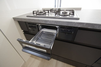 【キッチン】 | 【仲介手数料無料！！】日野市三沢5丁目　新築戸建て（全2棟）2号棟　4999万円 | グリル