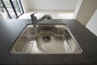 【キッチン】 | 【仲介手数料無料！！】日野市三沢5丁目　新築戸建て（全2棟）2号棟　4999万円 | 浄水器付き水栓