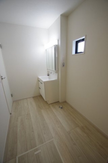 【脱衣所】 | 【仲介手数料無料！！】日野市三沢5丁目　新築戸建て（全2棟）2号棟　4999万円 | 広い洗面所なので、収納も沢山置くことができます。