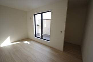 【寝室】 | 【仲介手数料無料！！】日野市三沢5丁目　新築戸建て（全2棟）2号棟　4999万円 | 2階主寝室8.5帖（WIC2帖を含む）