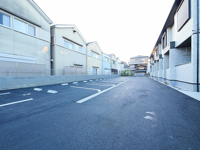 エレガンス　ハーモニーの駐車場|キッチンでお料理をお楽しみください