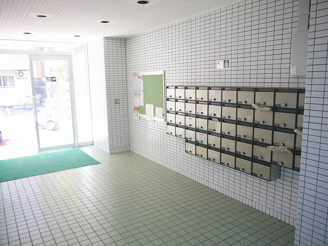 ファミーユ新大宮のエントランス