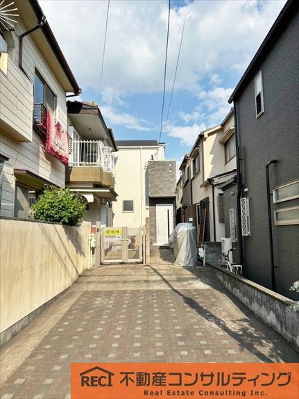 西宮市若草町1丁目　中古戸建の前面道路含む現地写真